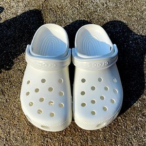 solid white crocs size 8w (6m) never worn